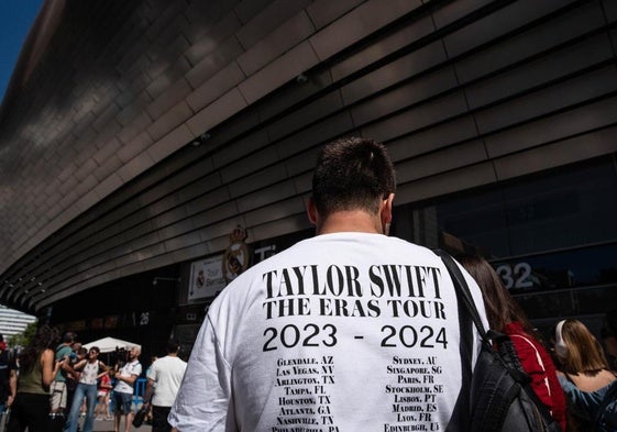 Un hombre con una camiseta de las fechas de la gira de Taylor Swift, en los alrededores del Estadio Santiago Bernabéu.