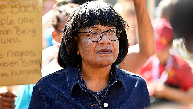 Los laboristas británicos vetan a una diputada negra por comentarios racistas