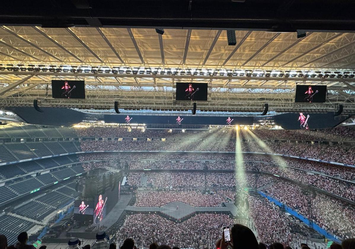 Imagen principal - Ambiente previo al concierto de Taylor Swift en el Bernabéu.