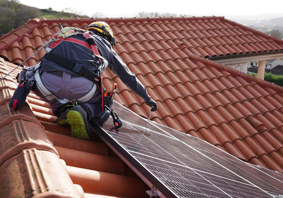 Instalación de paneles solares en una vivienda unifamiliar.