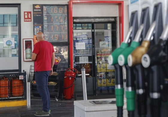 Cliente en una gasolinera.