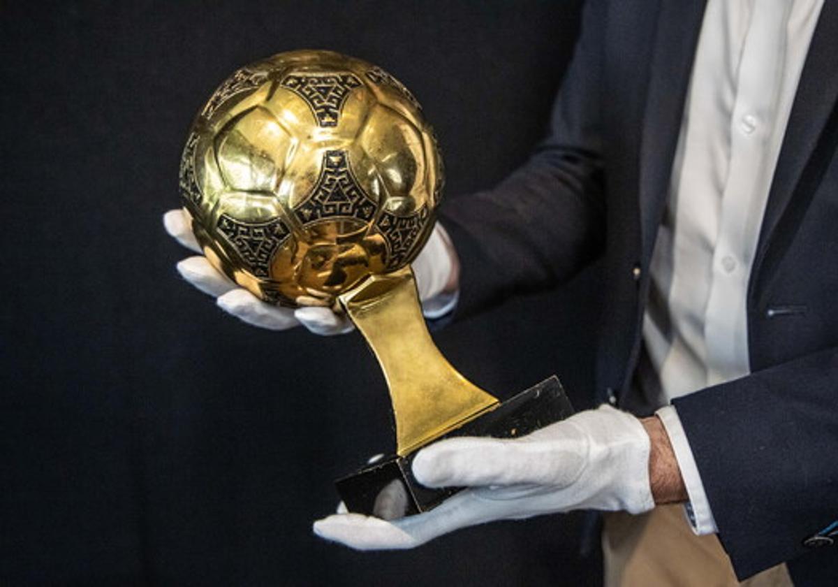 El Balón de Oro ganado por Maradona en la casa de subasta