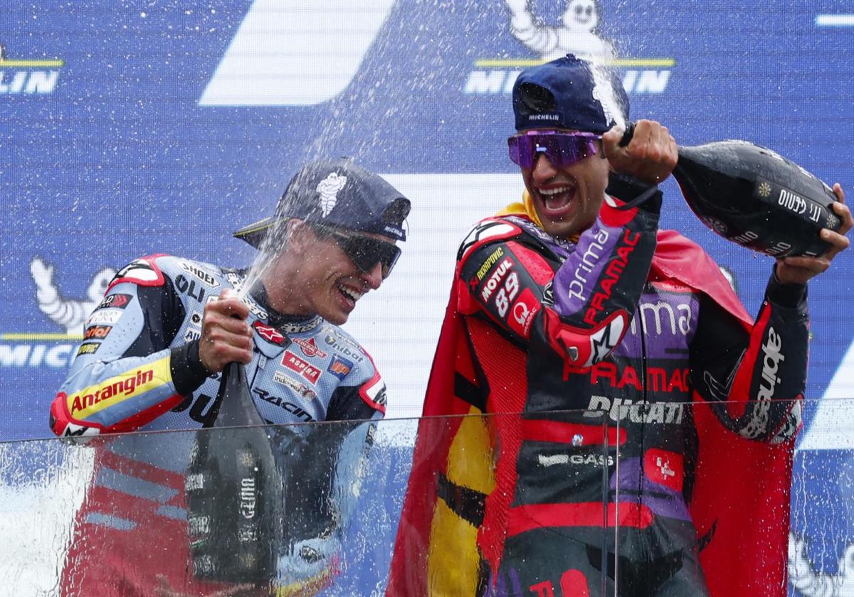 Marc Márquez y Jorge Martín, en el podio del GP de Cataluña en Montmeló.