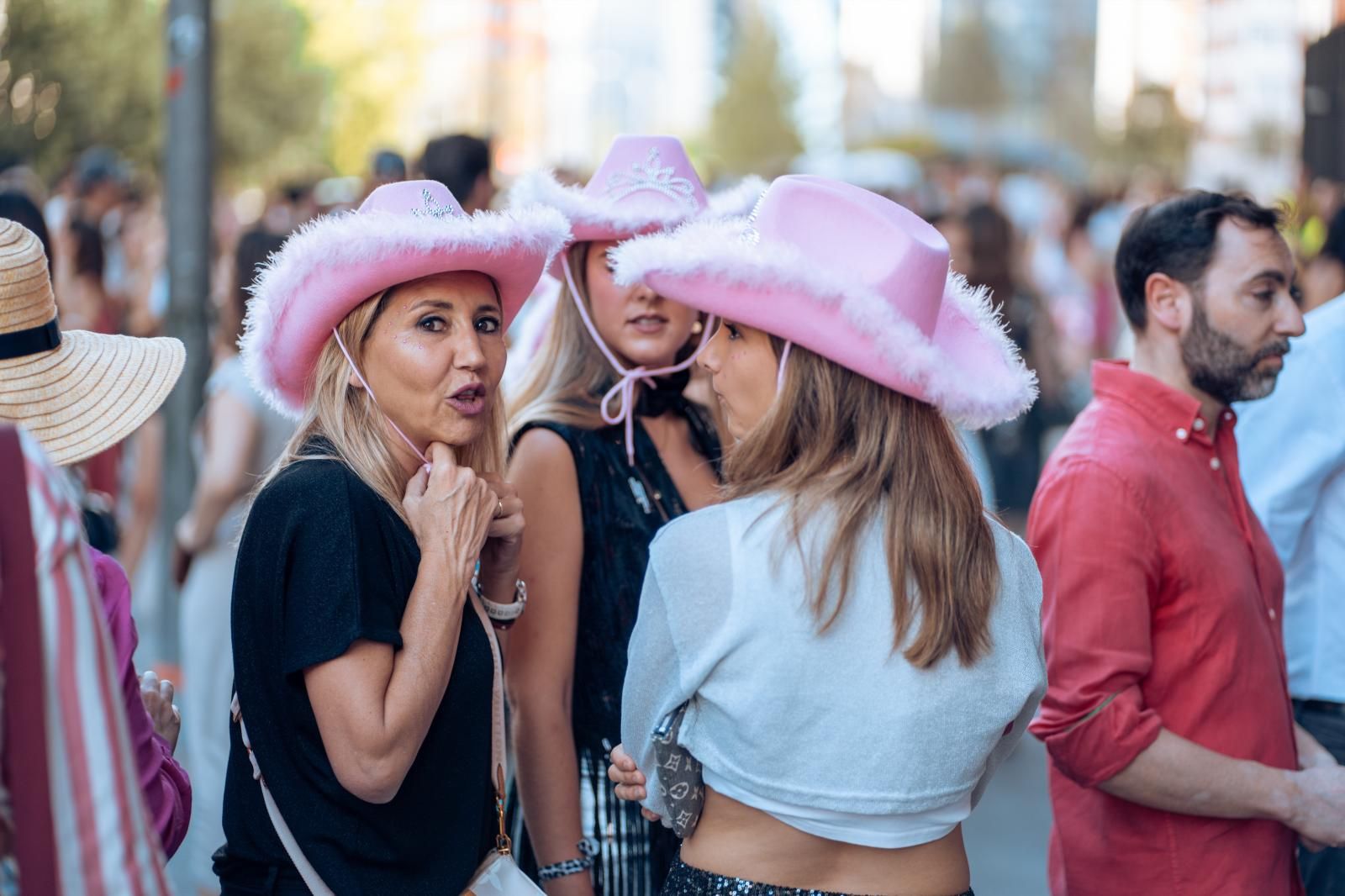 Fans de Taylor Swift hacen cola para disfrutar del segundo concierto de la cantante.