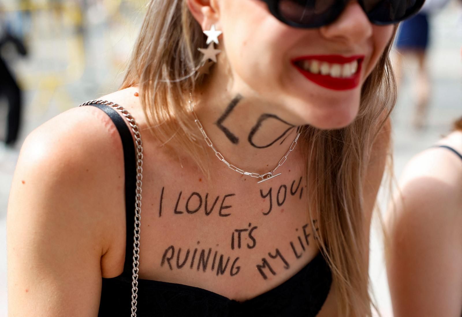 Una fan con una frase escrita en su cuello dedicada a la cantante.