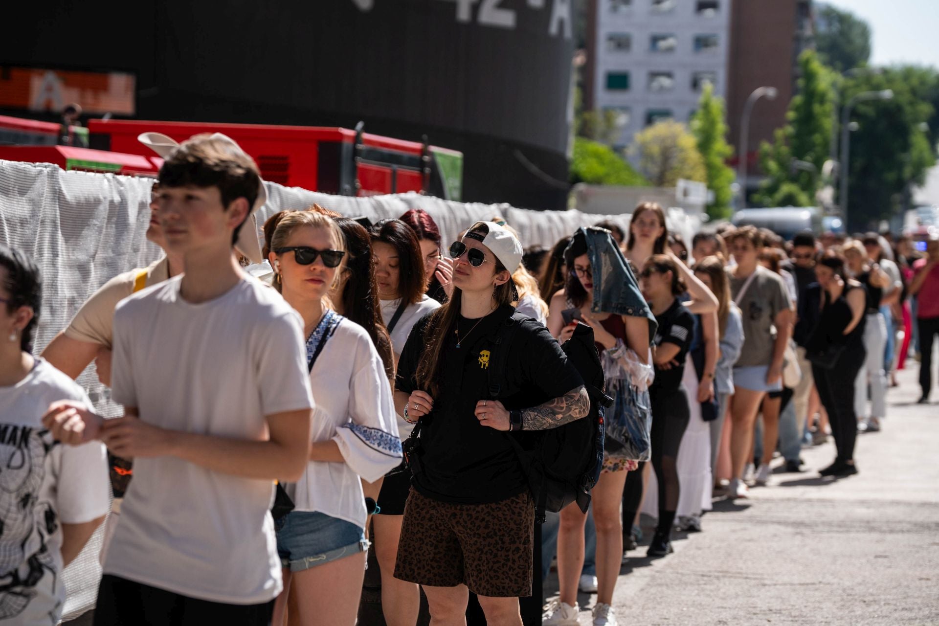 Decenas de personas hacen cola para la compra de artículos promocionales de Taylor Swift en los alrededores del Estadio Santiago Bernabéu.