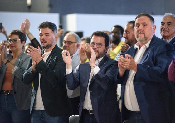 El portavoz en el Congreso Gabriel Rufián; el presidente de la Generalitat y candidato Pere Aragonès y el presidente de ERC Oriol Junqueras, durante un mitin de ERC, a 10 de mayo de 2024