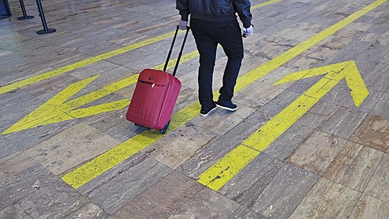 Consumo multa con 150 millones a Ryanair, Volotea, Vueling y Easyjet por cobrar la maleta de mano