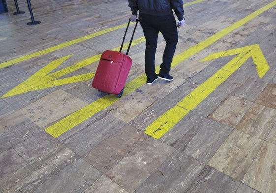 Pasajero en el aeropuerto de El Prat, Barcelona