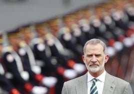 El rey Felipe VI fue recibido con todos los honores en el aeropuerto de San Salvador.