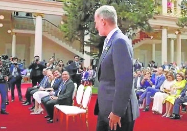 Felipe VI y Milei intercambian un lejano saludo en la toma de posesión de Bukele