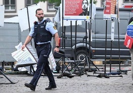 Un agente de policía trabaja en el lugar donde se produjo el viernes el ataque con cuchillo en la localidad alemana de Mannheim.