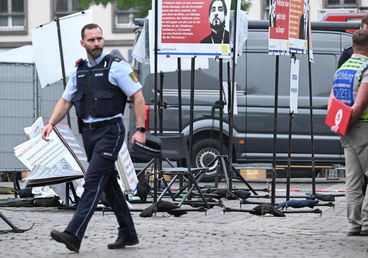 Un agente de policía trabaja en el lugar donde se produjo el viernes el ataque con cuchillo en la localidad alemana de Mannheim.