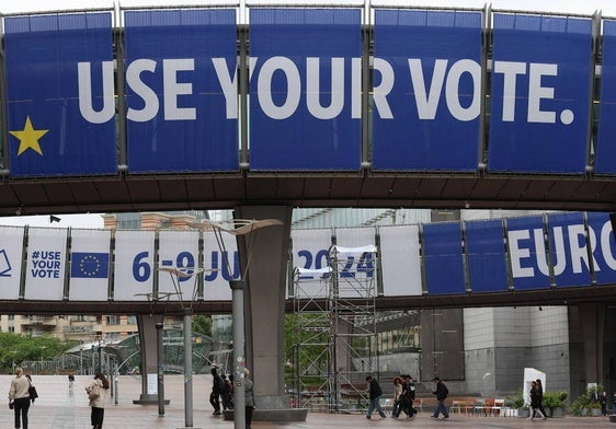 Un cartel colocado en el exterior del Parlamento de Estrasburgo anima al voto en las elecciones europeas.