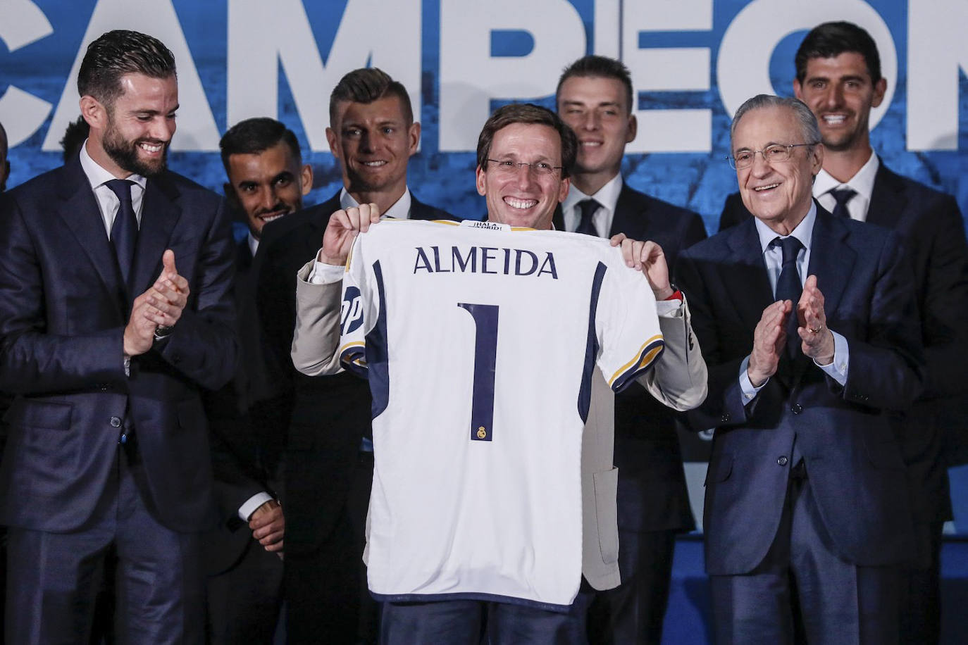 El alcalde de Madrid, José Luis Martínez-Almeida, sostiene la camiseta que le entregaron los jugadores del Real Madrid. Otra más para la colección del regidor, seguidor del Atlético.