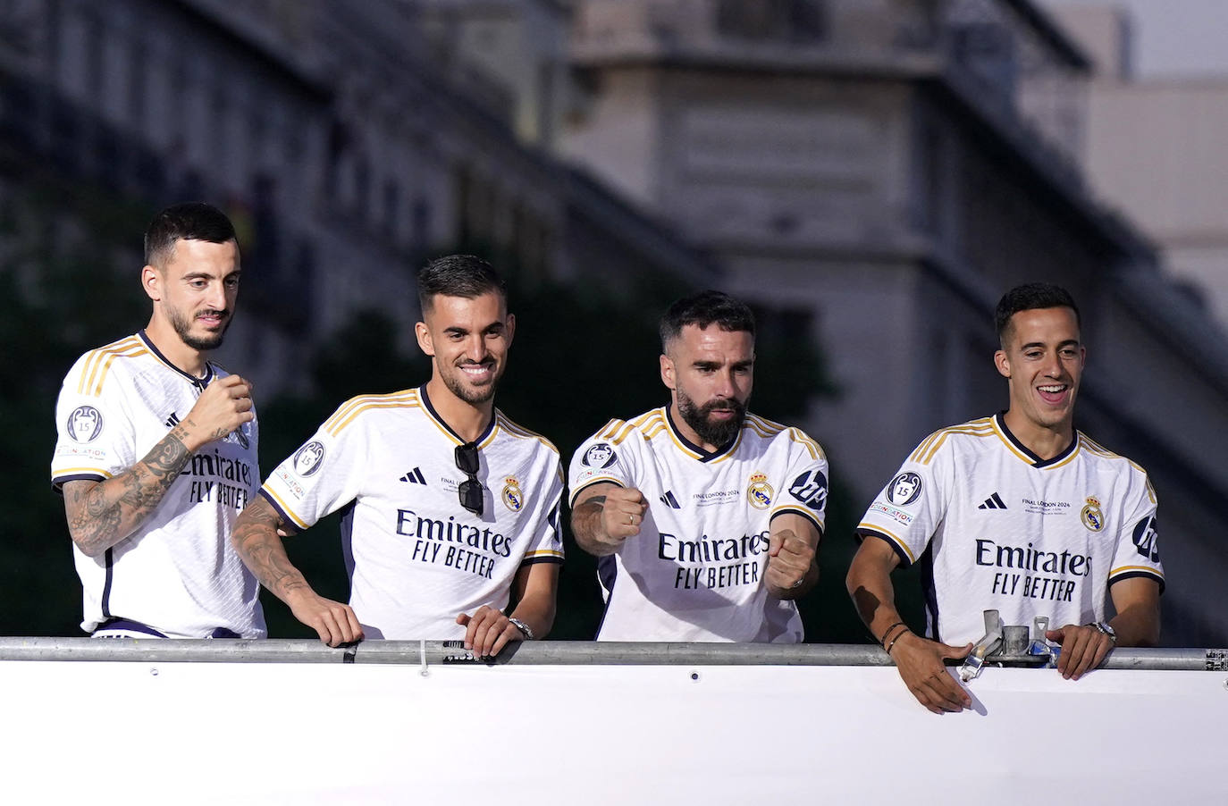 Joselu, Ceballos, Carvajal y Lucas Vázquez festejan la consecución de la Decimoquinta a la llegada del autobús del Real Madrid a la madrileña Plaza de Cibeles.