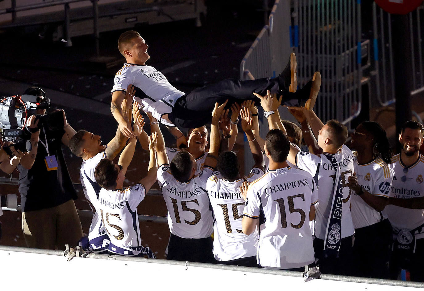 Los jugadores del Real Madrid mantean a Toni Kroos tras el 'last dance' del metrónomo de Greifswald.