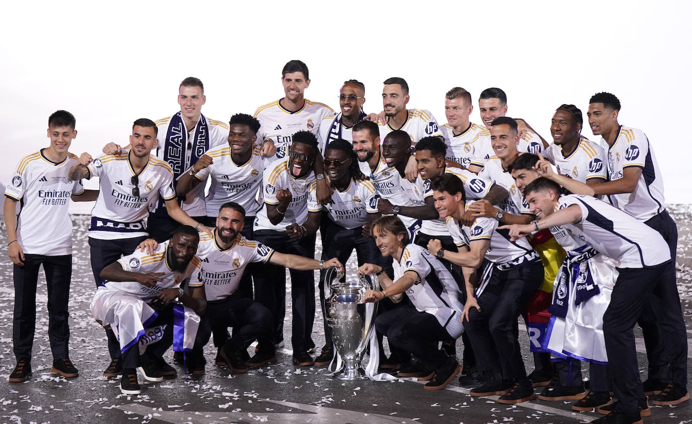 Foto de grupo de los campeones de Europa en la madrileña Plaza de Cibeles.