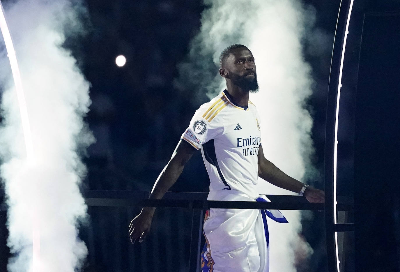 Antonio Rüdiger entra al Santiago Bernabéu para rematar la fiesta de los campeones de Europa.