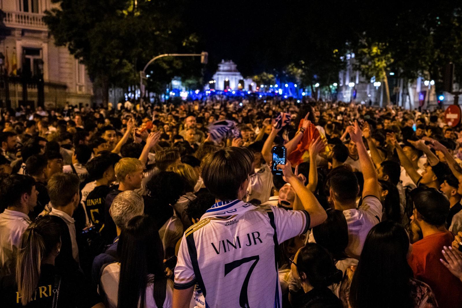 Minutos después de conquistar la Decimoquinta, centenares de personas se han acercado a las inmediaciones de la puerta de Alcalá.