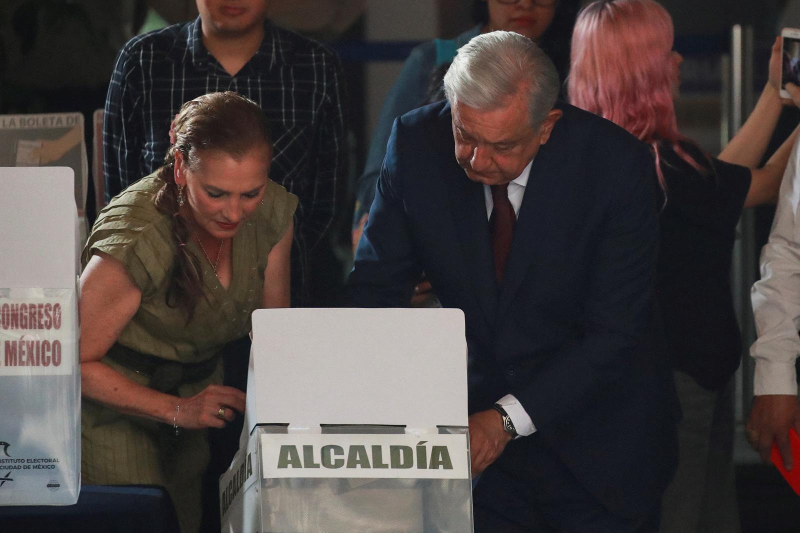 López Obrador y su mujer, Beatriz Gutiérrez, se disponen a depositar su voto en Ciudad de México.