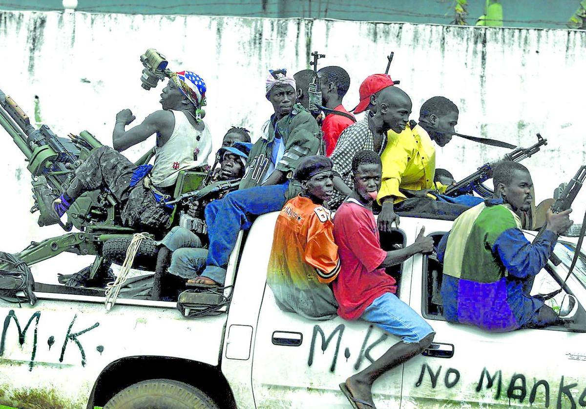 Soldados rebeldes patrullan en su zona de ocupación en Monrovia durante la salvaje guerra civil.