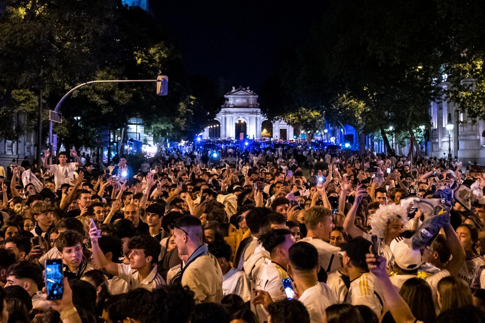 Centenares de personas celebran en Cibeles la victoria del Real Madrid.