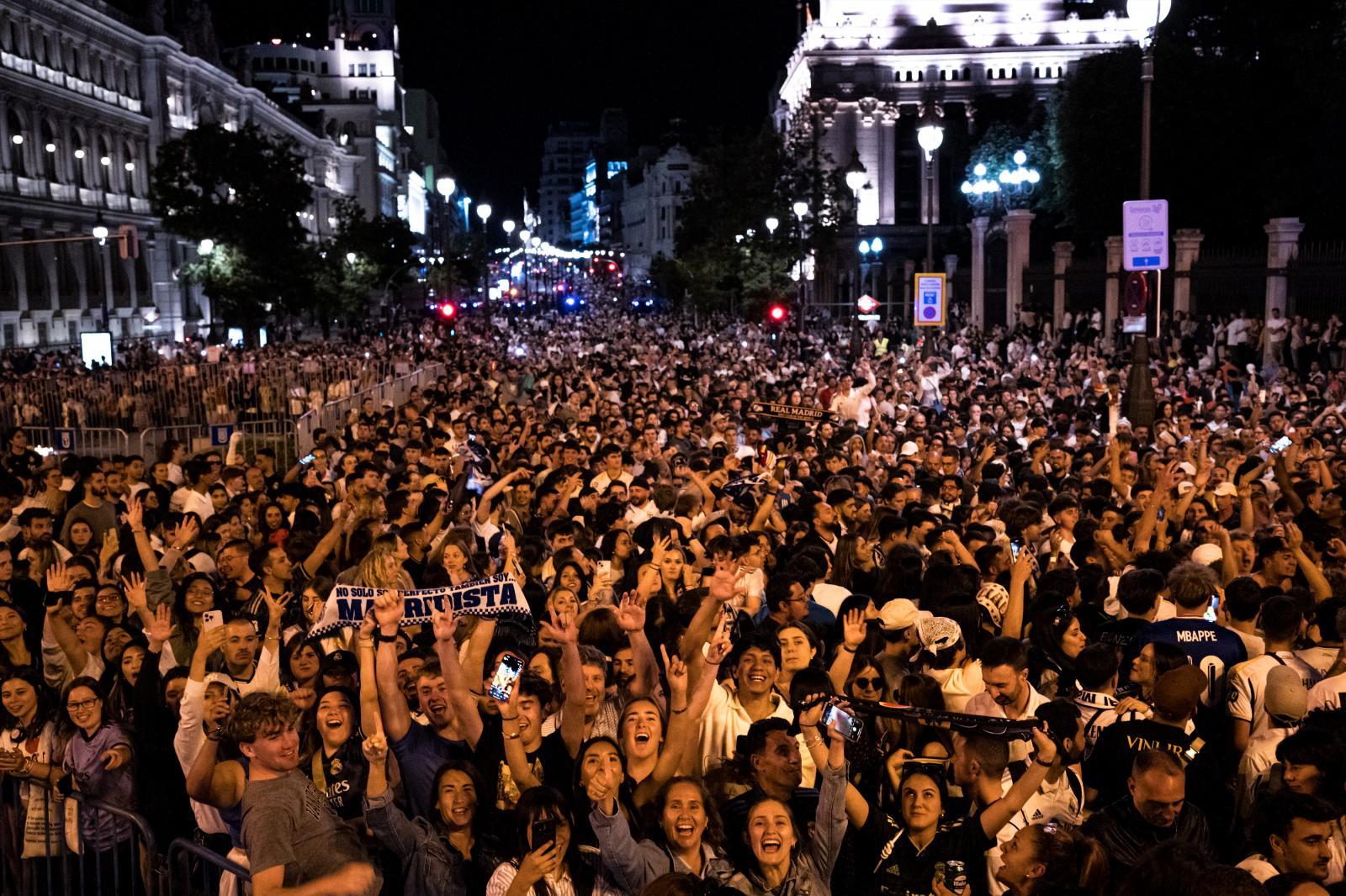 El equipo blanco no llegará a Cibeles por la noche, aunque los aficionados no han dudado en acercarse.