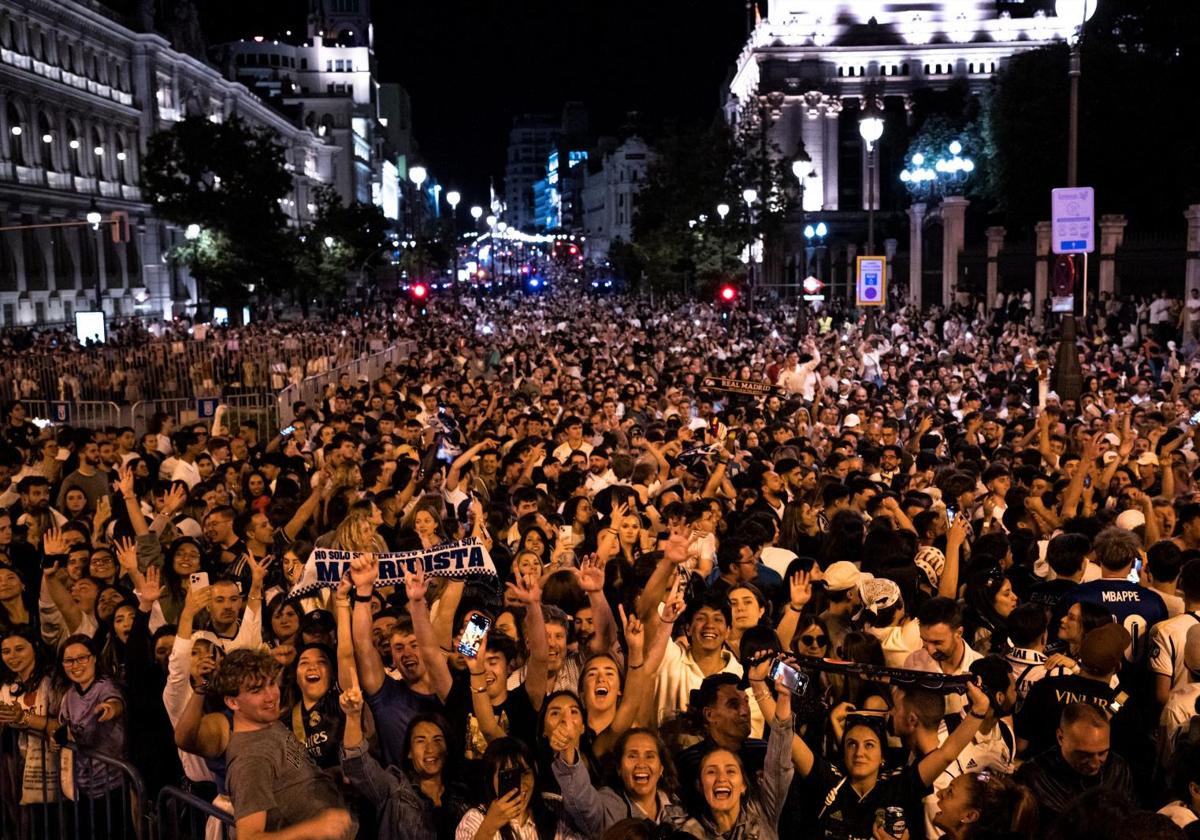 La celebración en Cibeles de la afición del Real Madrid tras conseguir la Decimoquinta, en imágenes