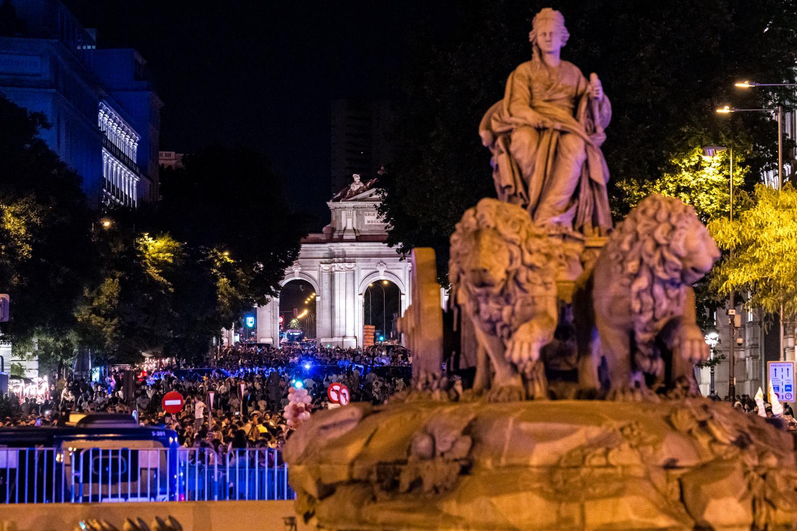 La Cibeles, con una multitud de aficionados blancos a sus espaldas.