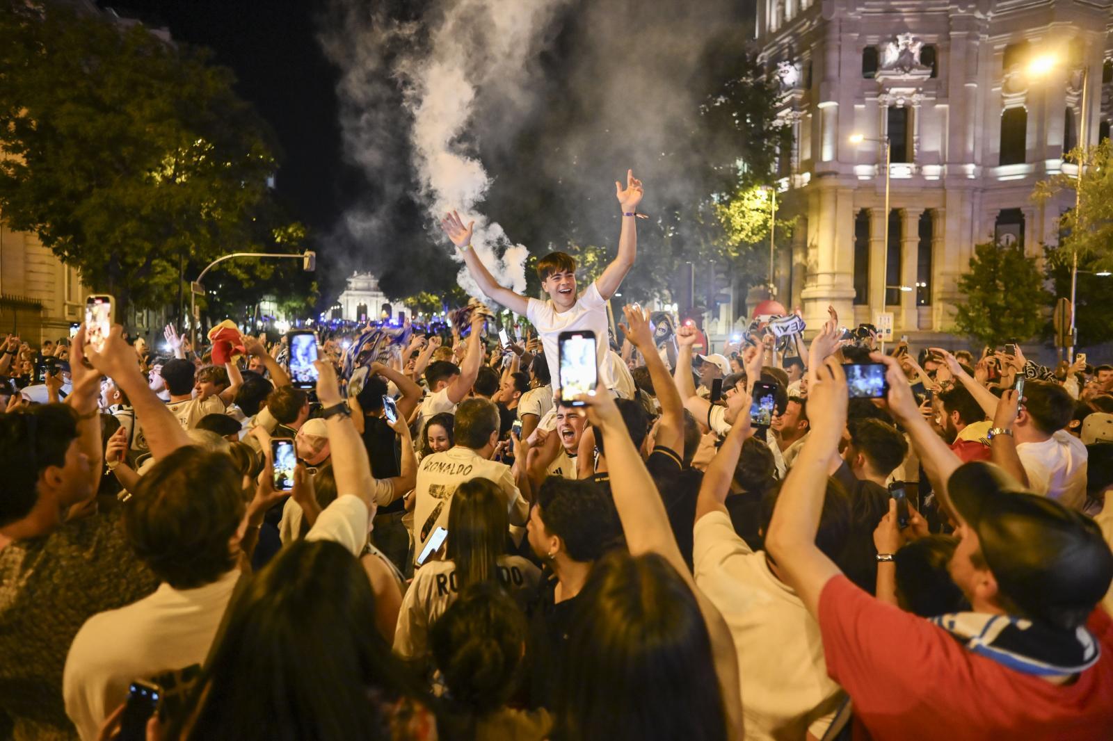 La fiesta blanca ha congregado a aficionados de diferentes edades en el centro de la capital.