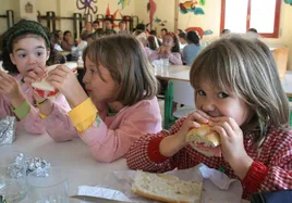 Niñas meriendan en un comedor escolar vasco.