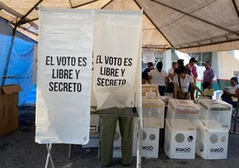 Electores depositan su voto en Cozumel.