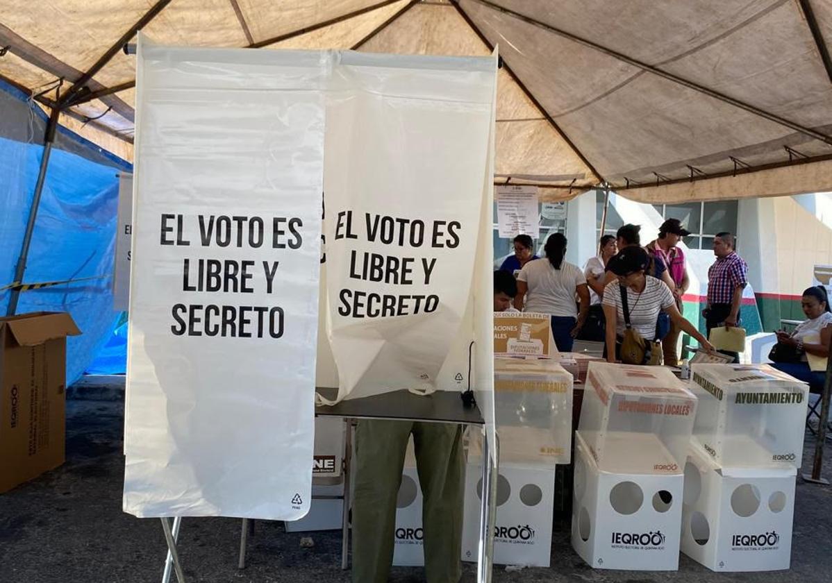 Electores depositan su voto en Cozumel.