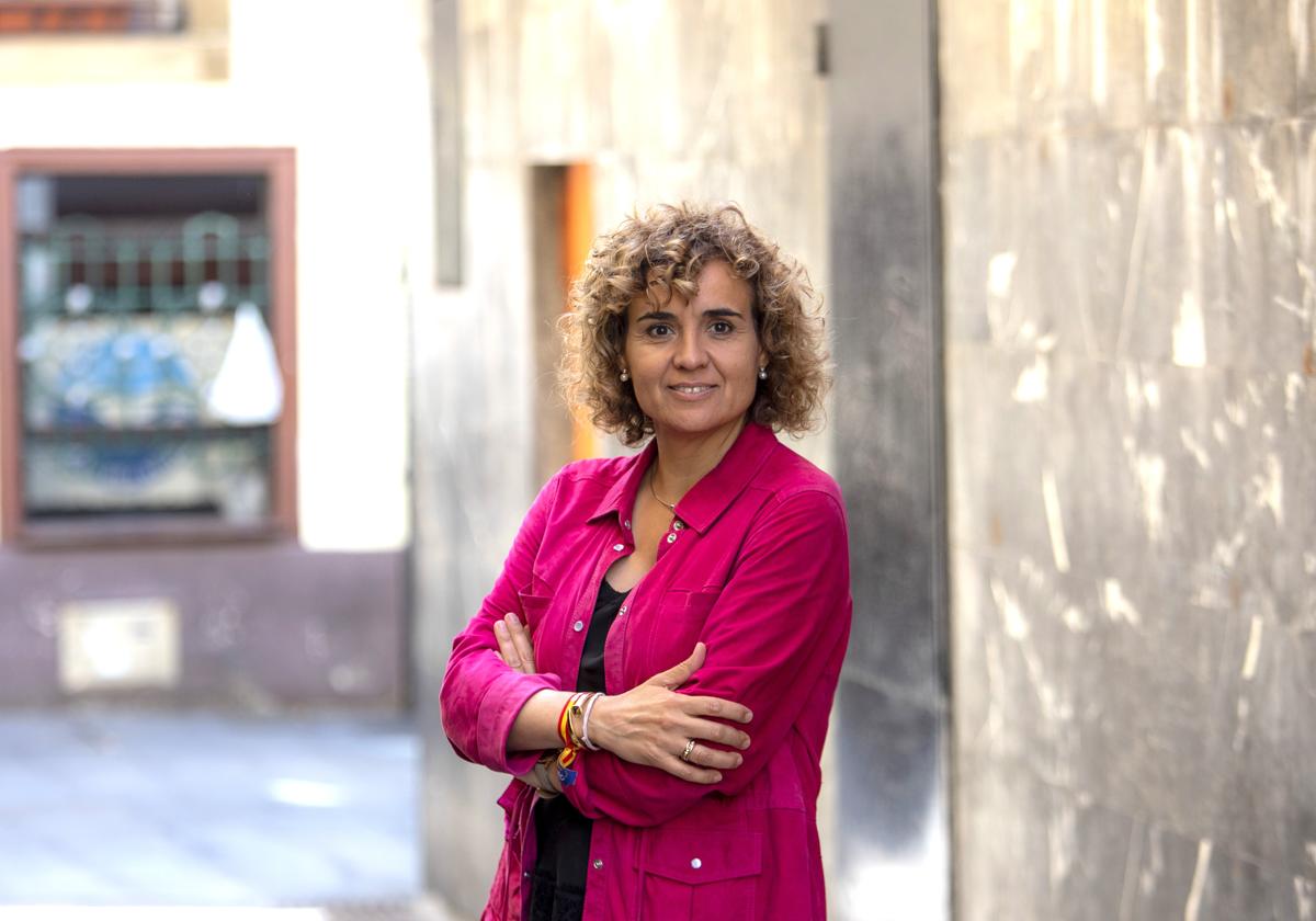 La candidata del Partido Popular a las elecciones europeas del próximo 9 de junio y exministra de Sanidad, Dolors Montserrat, posa antes de ser entrevistada