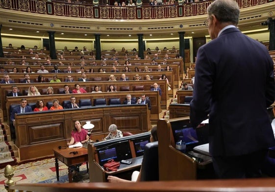 Alberto Núñez Feijóo interpela a Pedro Sánchez en la última sesión de control al Gobierno.