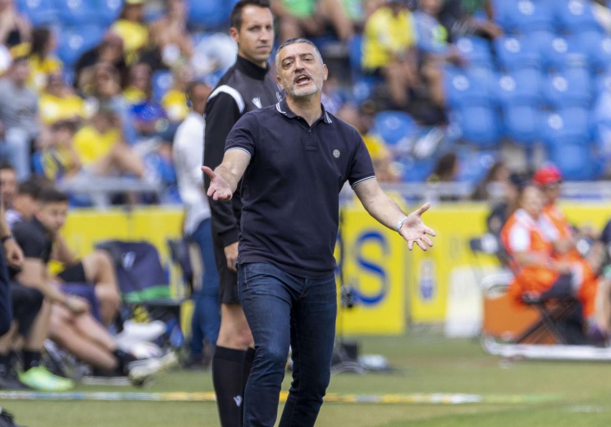 García Pimienta dirigiendo su último partido con Las Palmas