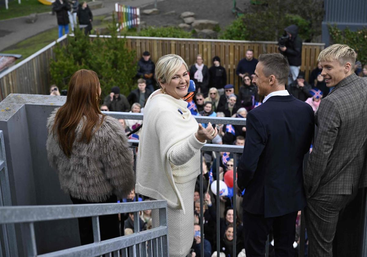 La presidenta electa de Islandia, Halla Tomasdottir, saluda a sus simpatizantes tras conocer los resultados.