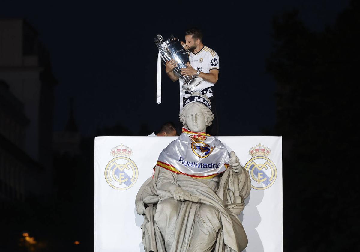 Nacho besa la 'orejona' tras colocarle una bandera y una bufanda a la Cibeles.