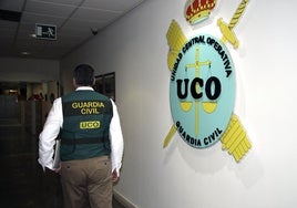 Un agente de la Guardia Civil, en las oficinas de la Unidad Central Operativa.