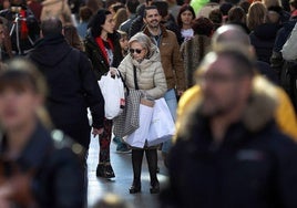 Una mujer con bolsas de la compra.