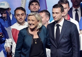 La líder ultraderechista francesa, Marine Le Pen, y el candidato de Agrupación Nacional a las europeas, Jordan Bardella, en un mitin.