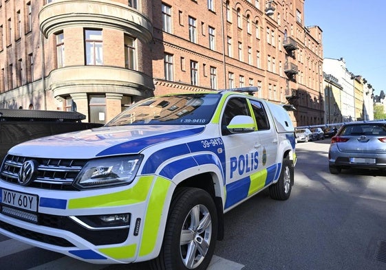 Una patrulla de policía en una calle de Estocolmo.