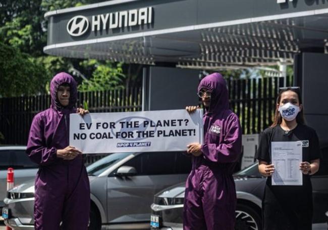 Protesta de los integrantes de KPop4Climate ante la sede de Hyundai.