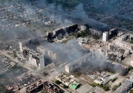 Una vista de drone muestra un edificio dañado por un ataque ruso en la región de Járkov.