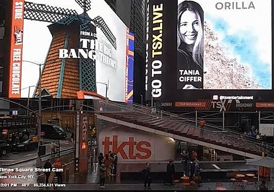 «Orilla» espuesta en Times Square, Nueva York.