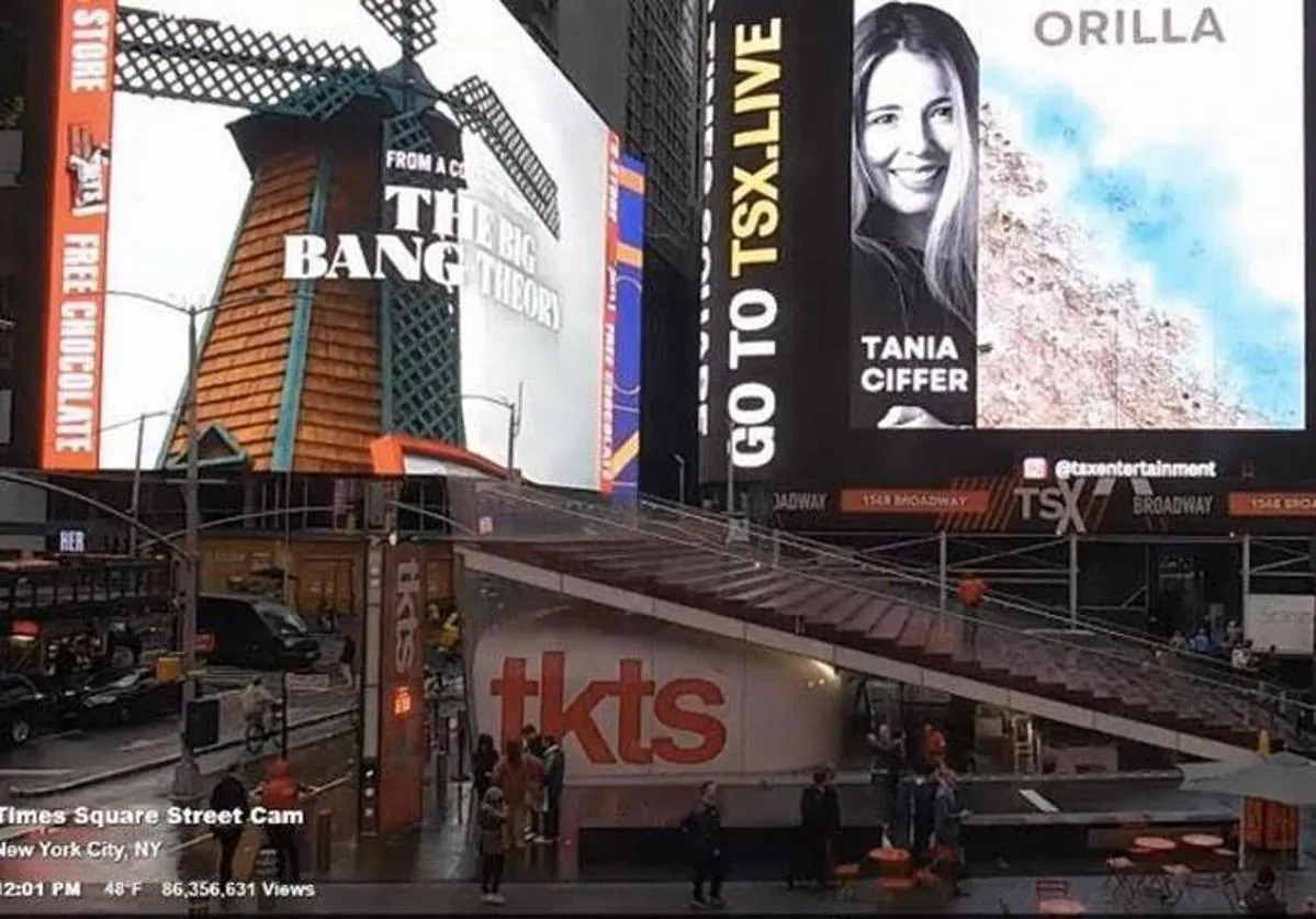 «Orilla» espuesta en Times Square, Nueva York.