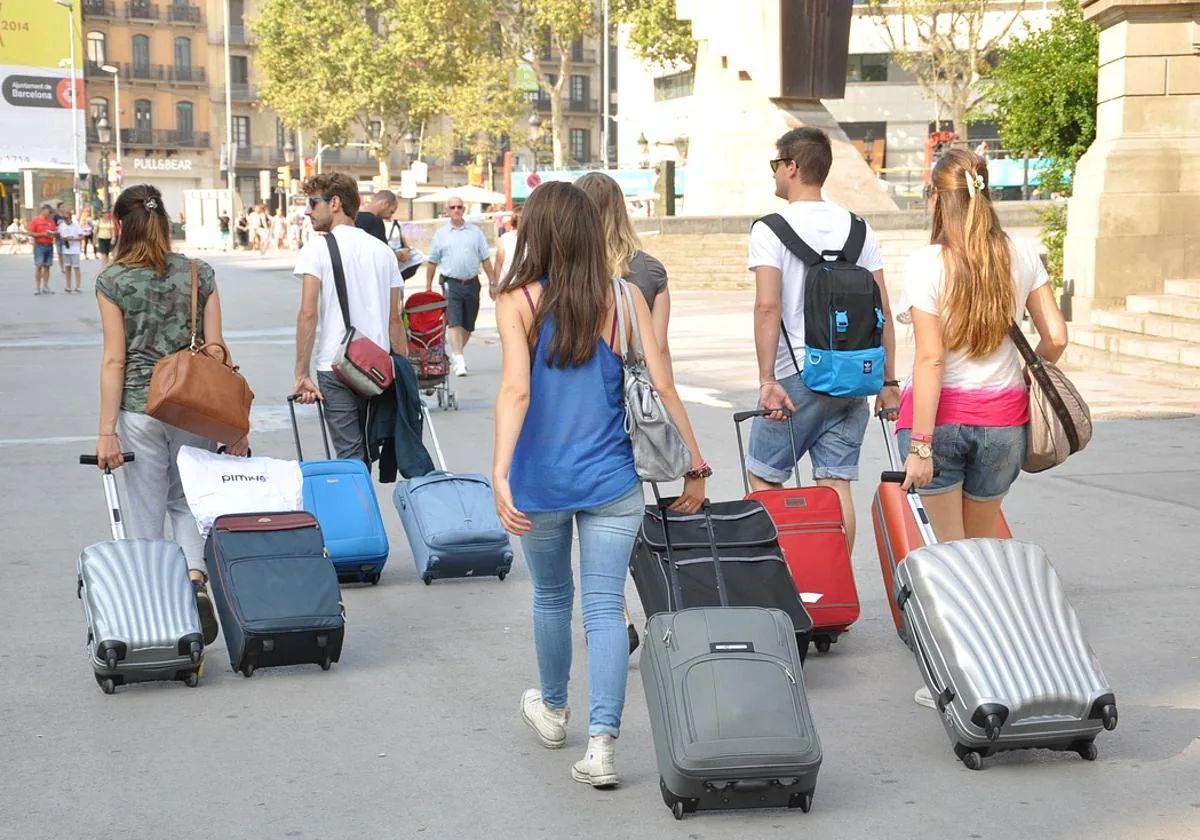 El Gobierno renueva el plan 'Verano joven' con descuentos para viajar por España y Europa