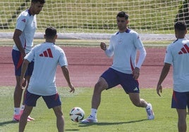 Los jugadores de la selección, con Morata en el centro, preparan la Eurocopa 2024.