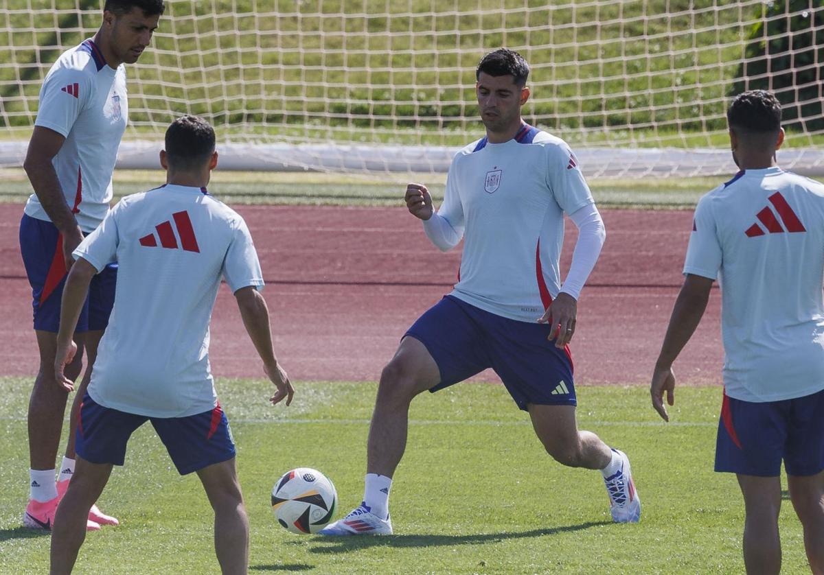 Los jugadores de la selección, con Morata en el centro, preparan la Eurocopa 2024.